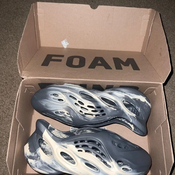 New
Size 10 Men
2021 Yeezy Foam Runner 'MXT Moon
Grey' $430 on GOAT FIRST COME! - Picture 5 of 6
